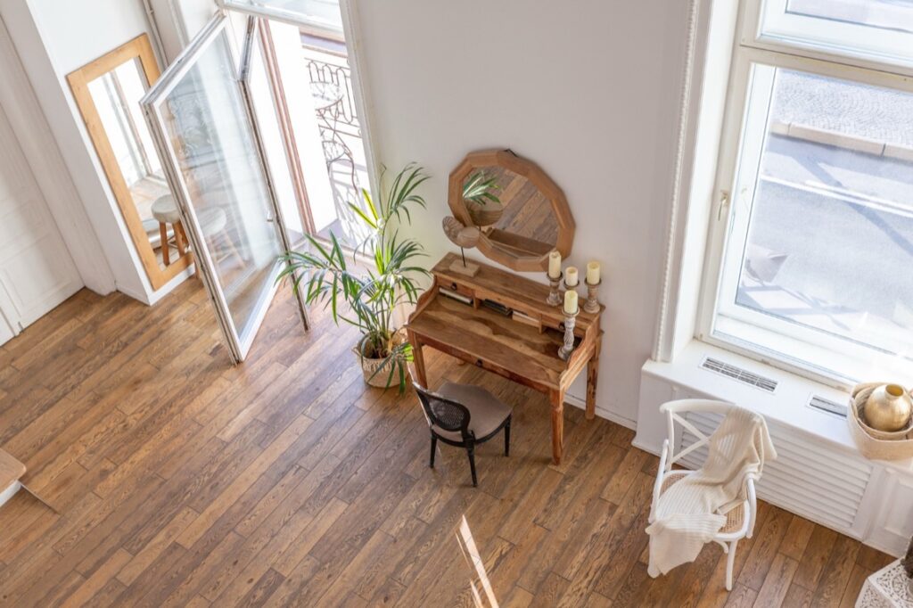 Aby drewniane podłogi służyły przez lata w nienagannym stanie, kluczowa jest odpowiednia pielęgnacja.